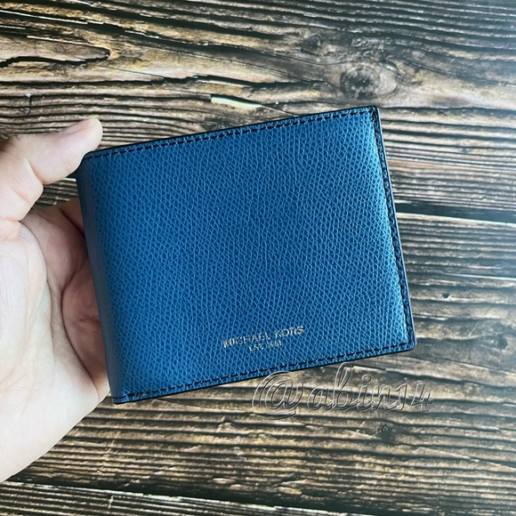 NWT Michael Kors Slim Leather Billfold Wallet - Picture 2 of 5